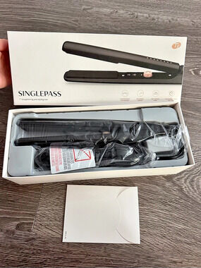 SINGLEPASS flat iron Black NWT